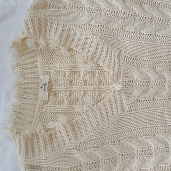Cable knit Fringe detail cream sweater size small. entro - Picture 3 of 9